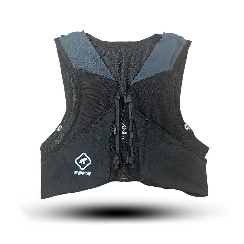 Claw 6L PRO Vest - TITANIUM/BLACK with Black Dyneema Pocket