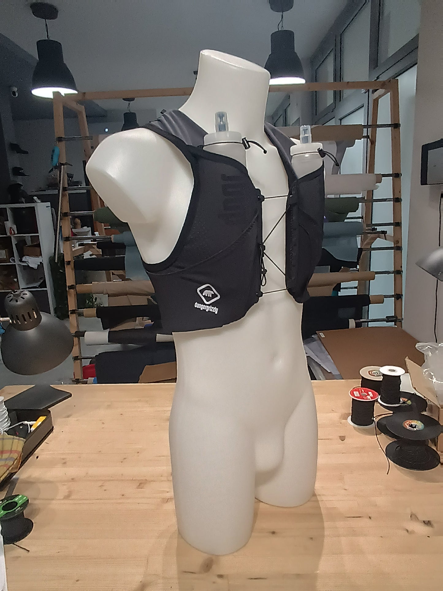 Claw 6L PRO Vest - TITANIUM/BLACK with Black Dyneema Pocket